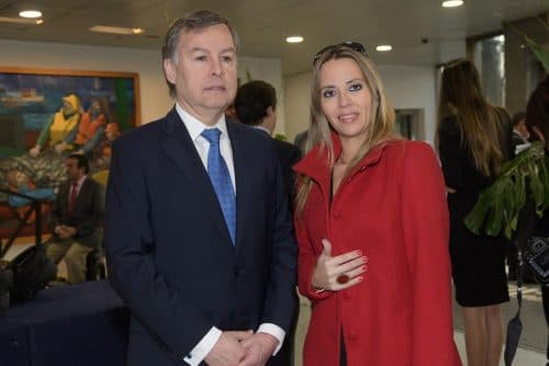 Nuestra presidenta Rocío Lobos Álvarez, junto a Julio Henríquez Banto, Gerente de División Personas, Administración y Finanzas de ACHS, en la ceremonia del Día del Trabajador.